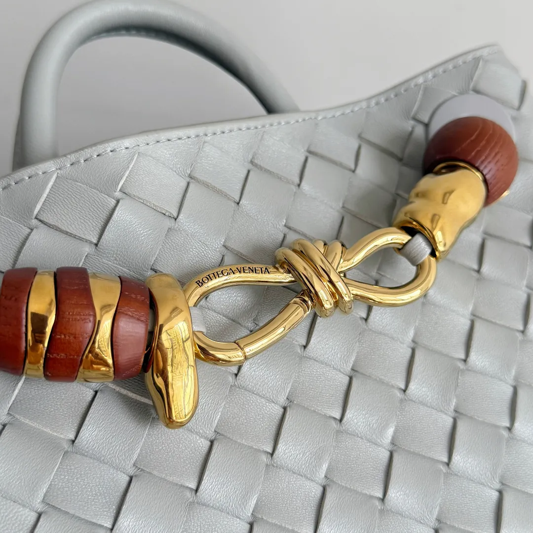 The new Andiamo batch of 3060 BV is shipped‼ ️The classic intercciato weaving process is used to create a soft bag, the metal knot is made of micro-cast aluminum using jewelry technology🪢, and the decorative beads are made of metal and hand-polished oak, allowing you to jump repeatedly between elegance and fun💃, making it unpredictable. Classic and versatile, it shows off your temperament, and the bag has a large capacity, making it very convenient for daily commuting! It has a variety of carrying methods, the shoulder straps can be adjusted by yourself, the original lambskin feels soft and delicate, and the unisex style breaks gender boundaries and brings a more practical and long-lasting use experience. The Andiamo, which has both elegant and casual styles, perfectly interprets the "fashionable old money style". Style number: 743568+wood hardware Color: silver gray Size: 25*22*10.5cm